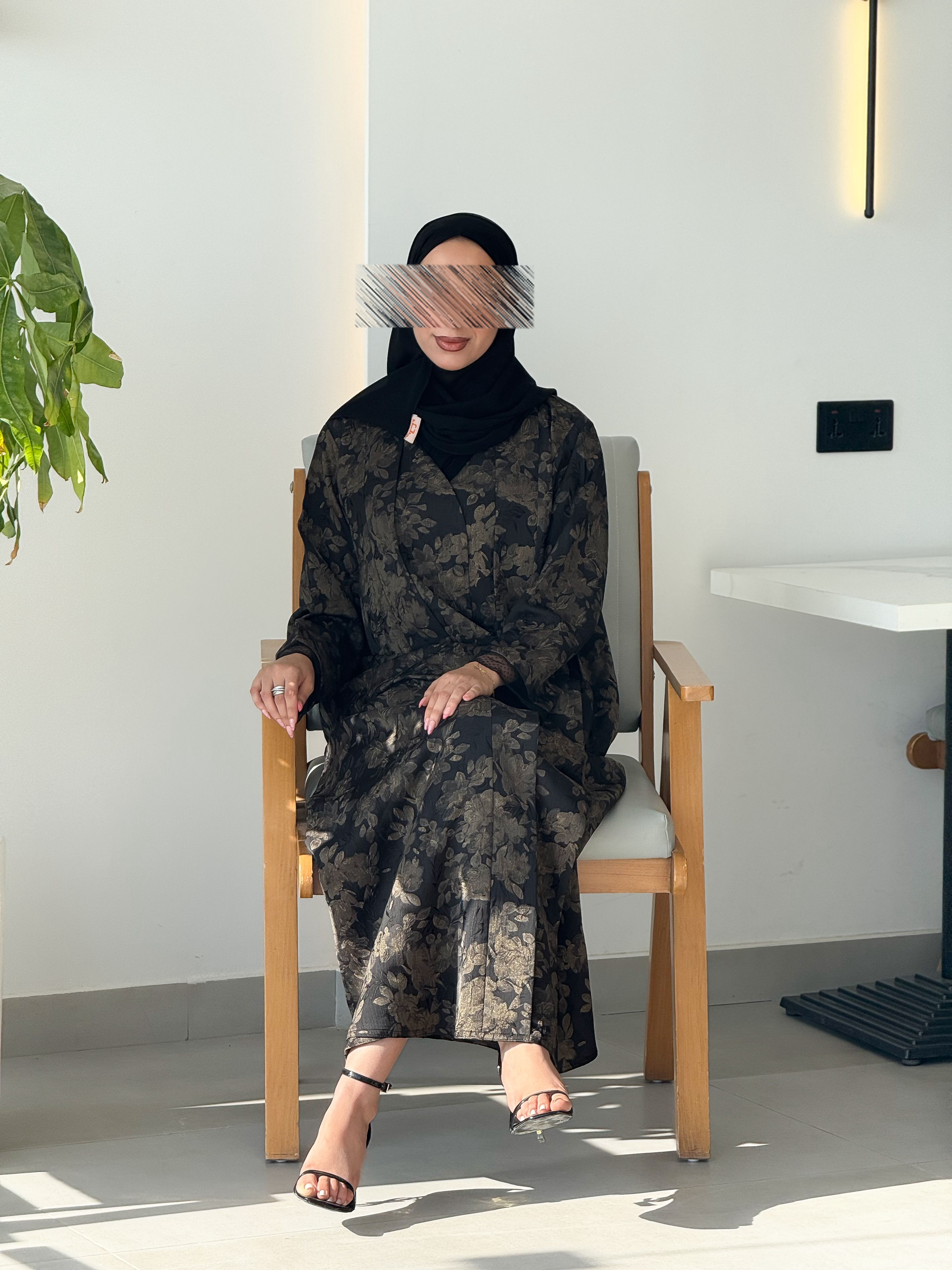 عباة بقماش مشجر